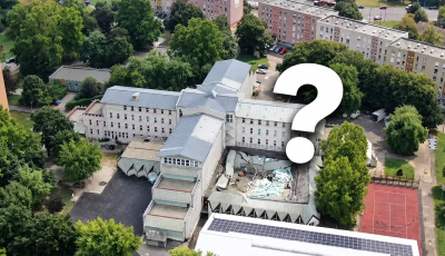M&eacute;g mindig nincs v&aacute;lasz a Gyakorl&oacute; iskola tornaterm&eacute;nek k&eacute;rd&eacute;s&eacute;re, de &uacute;jra a parlament el&eacute; ker&uuml;l az &uuml;gy