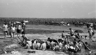 A puszta k&ouml;zep&eacute;be v&aacute;jt g&ouml;dr&ouml;kben lazultak a somogyi f&uuml;rdőzők 1956 nyar&aacute;n