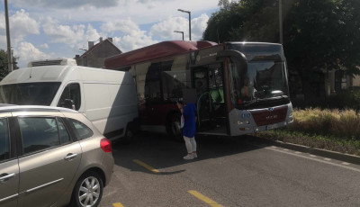 Egy profi parkol&aacute;s miatt &aacute;llt be a belv&aacute;ros - Egy busz szorult be a Bethlen t&eacute;ri k&ouml;rforgalomban