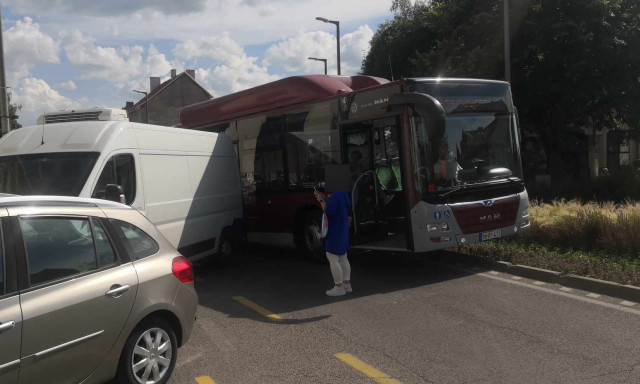 Egy profi parkol&aacute;s miatt &aacute;llt be a belv&aacute;ros - Egy busz szorult be a Bethlen t&eacute;ri k&ouml;rforgalomban