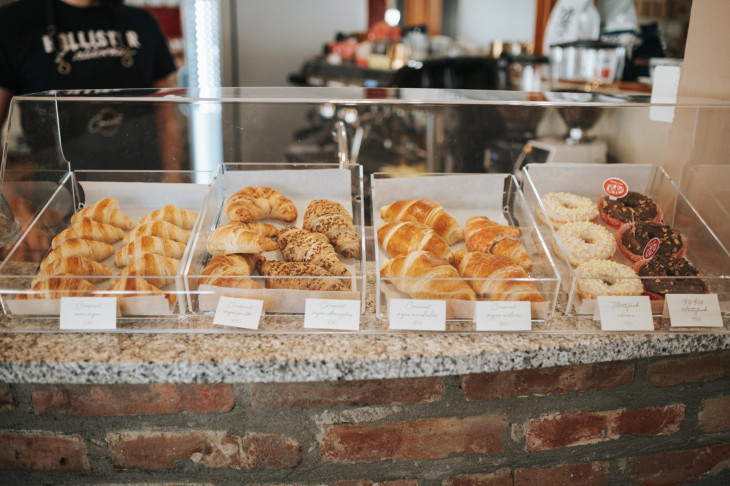 Croissant és fánk választék