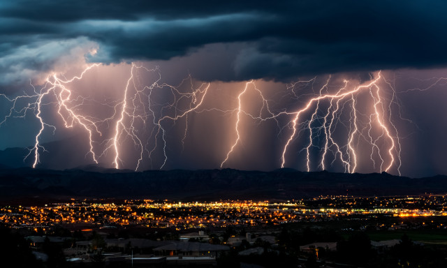 200 helyre riasztott&aacute;k a tűzolt&oacute;kat a vihar miatt
