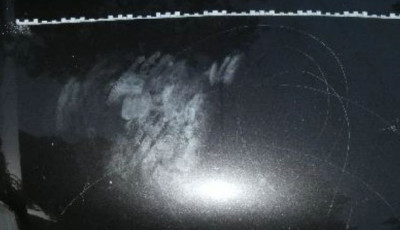 &Ouml;sszekarcolta szomsz&eacute;dja aut&oacute;it az őr&uuml;lt si&oacute;foki nő