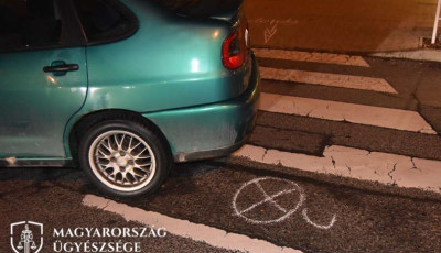 Cs&uacute;nya baleset t&ouml;rt&eacute;nt egy kaposv&aacute;ri parkol&oacute;ban - Nem p&aacute;r&aacute;tlan&iacute;totta aut&oacute;ja sz&eacute;lv&eacute;dőj&eacute;t, &aacute;thajtott egy nő l&aacute;b&aacute;n