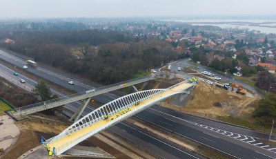 M&aacute;t&oacute;l &uuml;zemel az M7-es &uacute;j h&iacute;dja, ezzel pedig elkezdődik a r&eacute;gi bont&aacute;sa