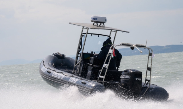 V&iacute;zirendőr&ouml;k mentettek ki a Balatonb&oacute;l egy 71 &eacute;ves kaposv&aacute;ri horg&aacute;szt