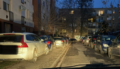&bdquo;Lehetetlen hazamenni d&eacute;lut&aacute;n n&eacute;gy ut&aacute;n&rdquo; &ndash; parkol&aacute;si k&aacute;oszra panaszkodnak a Honv&eacute;d utcai lak&oacute;k