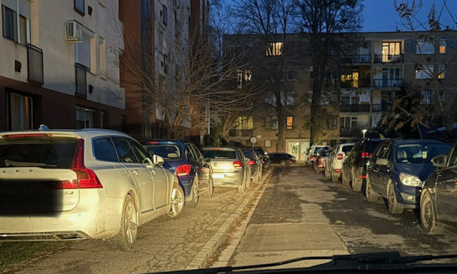 &bdquo;Lehetetlen hazamenni d&eacute;lut&aacute;n n&eacute;gy ut&aacute;n&rdquo; &ndash; parkol&aacute;si k&aacute;oszra panaszkodnak a Honv&eacute;d utcai lak&oacute;k