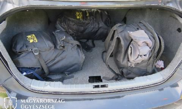 Nagy aut&oacute;s &uuml;ld&ouml;z&eacute;s volt a Balatonn&aacute;l, t&ouml;bb rendőraut&oacute; &uuml;ld&ouml;zte az illeg&aacute;lis migr&aacute;nsokat