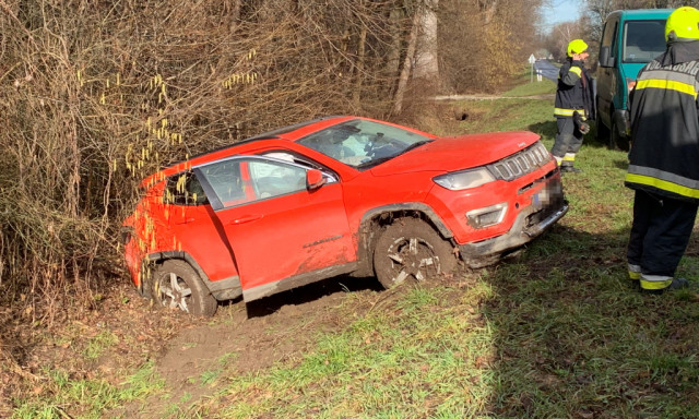 &Aacute;rokba hajtott egy aut&oacute; Cs&ouml;k&ouml;lyn&eacute;l