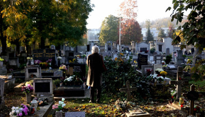 November 1-jén így lesznek nyitva a boltok, temetők és virágosok