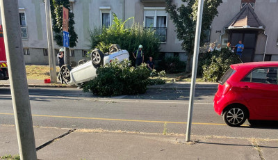 Felborult egy aut&oacute; az Arany J&aacute;nos utc&aacute;ban