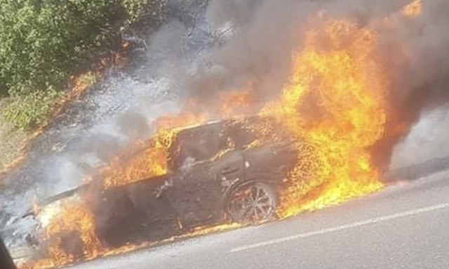 Teljes terjedelm&eacute;ben &eacute;gett egy aut&oacute; az M7-esen