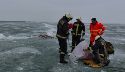 Vas&aacute;rnapt&oacute;l b&iacute;rs&aacute;gra sz&aacute;m&iacute;that, aki a Balaton jeg&eacute;re l&eacute;p