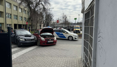 K&eacute;t aut&oacute; &uuml;tk&ouml;z&ouml;tt a Petőfi t&eacute;ren