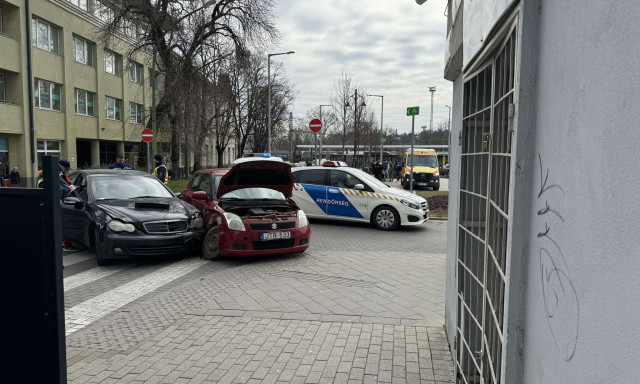 K&eacute;t aut&oacute; &uuml;tk&ouml;z&ouml;tt a Petőfi t&eacute;ren