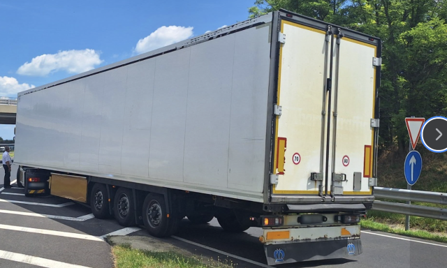 Az M7-es felhajt&oacute;j&aacute;n &aacute;llt meg a kamionos, hogy let&ouml;ltse a pihenőidej&eacute;t