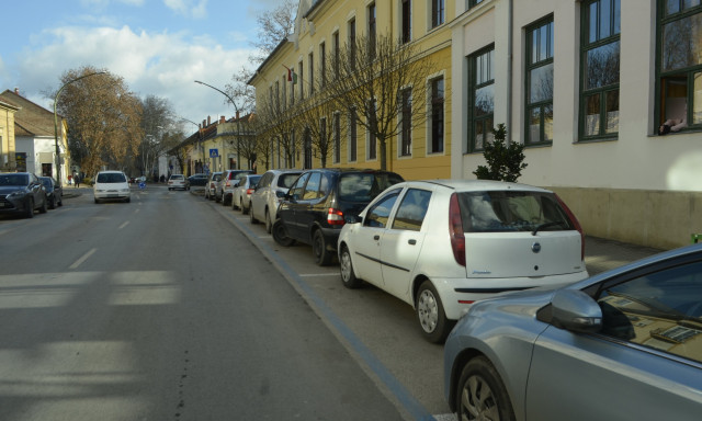 Csak a szok&aacute;sos - Lekoccolta a Fő utc&aacute;n parkol&oacute; aut&oacute;t, majd sz&oacute; n&eacute;lk&uuml;l t&aacute;vozott