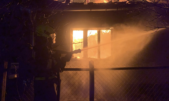 Szabadnapos tűzolt&oacute; mentette ki az idős h&ouml;lgyet Kadark&uacute;ton az &eacute;gő h&aacute;zb&oacute;l