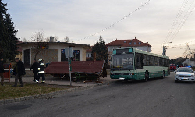 H&eacute;tfőn nem voltak form&aacute;ban a somogyi sofőr&ouml;k - Kadark&uacute;ton m&eacute;g egy buszmeg&aacute;ll&oacute; is &uacute;tban volt