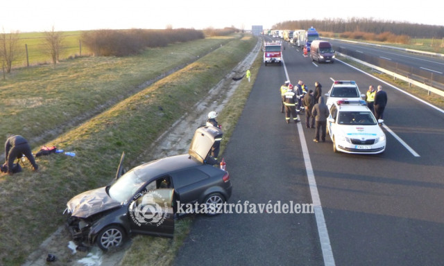 K&eacute;peken az M7-esen t&ouml;rt&eacute;nt keddi baleset - Egy aut&oacute; a szalagkorl&aacute;tnak, egy pedig az &aacute;rokba csap&oacute;dott