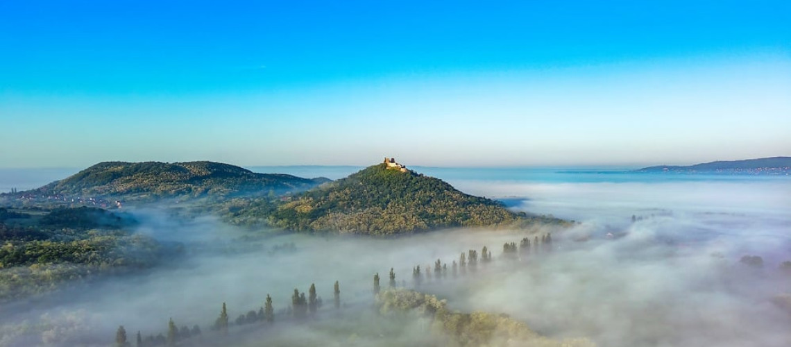 Elk&eacute;pesztő k&eacute;pek! K&ouml;dben lebegett a Balaton-felvid&eacute;k