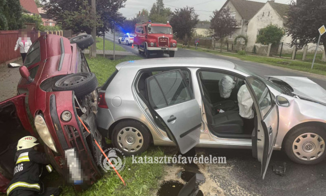 K&eacute;t aut&oacute; &uuml;tk&ouml;z&ouml;tt G&ouml;rgetegen