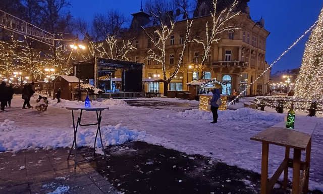 Kaposv&aacute;ri gyerekek vide&oacute;it vet&iacute;tik a Kossuth t&eacute;ren az adventi időszakban