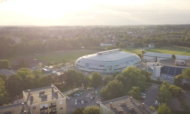 Hogy fest az &eacute;p&uuml;lő &uacute;j sportcsarnok? Ezen a l&aacute;tv&aacute;nyos dr&oacute;nfelv&eacute;telen most lecsekkolhatod!