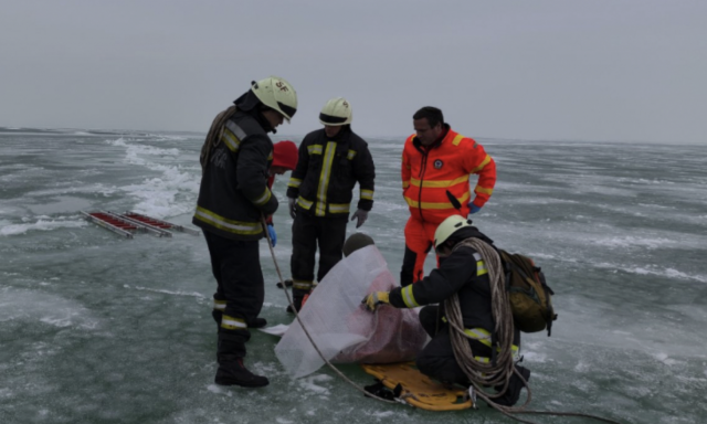 T&ouml;bb helyen is beszakadt a Balaton jege, kutyus &eacute;s emberek alatt is