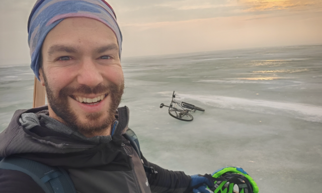 Van aki k&ouml;rbebiciklizte a Balatont &ndash; a j&eacute;gen