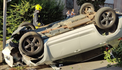 &Uacute;jabb k&eacute;pek &eacute;rkeztek az Arany J&aacute;nos utc&aacute;ban felborult aut&oacute;r&oacute;l