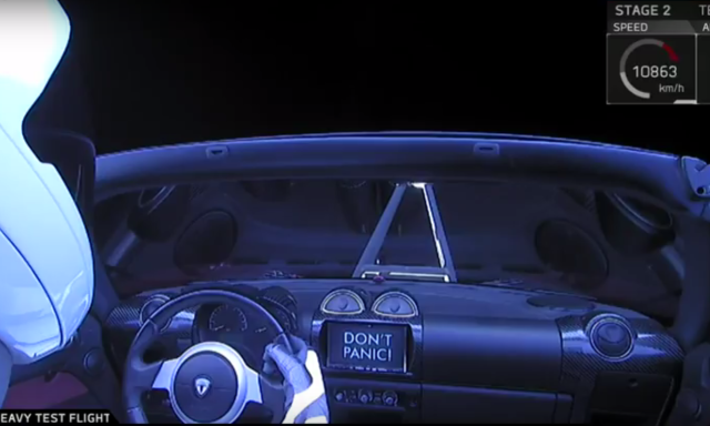 Azt v&aacute;god, hogy egy Tesla Roadster kering &eacute;pp az űrben?