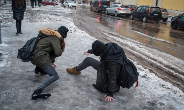 Zal&aacute;ban m&aacute;r online oktat&aacute;sra &aacute;llt &aacute;t t&ouml;bb iskola az &oacute;nos eső miatt
