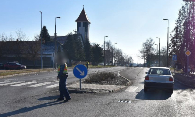 Zebr&aacute;n g&aacute;zolt az idős f&eacute;rfi