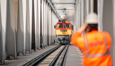 Tizenegy vas&uacute;t&aacute;llom&aacute;st alak&iacute;tanak &aacute;t katonai c&eacute;l&uacute; haszn&aacute;latra a Dun&aacute;nt&uacute;lon