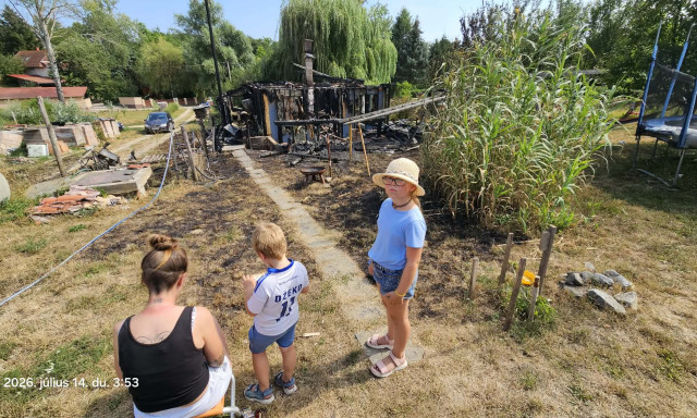 Egy &eacute;let munk&aacute;ja lett hamuv&aacute; &ndash; Le&eacute;gett a h&aacute;zuk, seg&iacute;ts&eacute;get k&eacute;r a csal&aacute;d