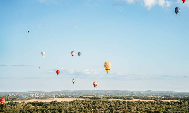 Vide&oacute;n az első hől&eacute;gballonos rep&uuml;l&eacute;sek, mutatjuk, hogy kaphatod el őket a napokban