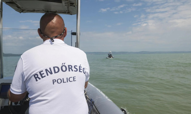 Fejbe lőtt holttestet tal&aacute;ltak a Balatonban