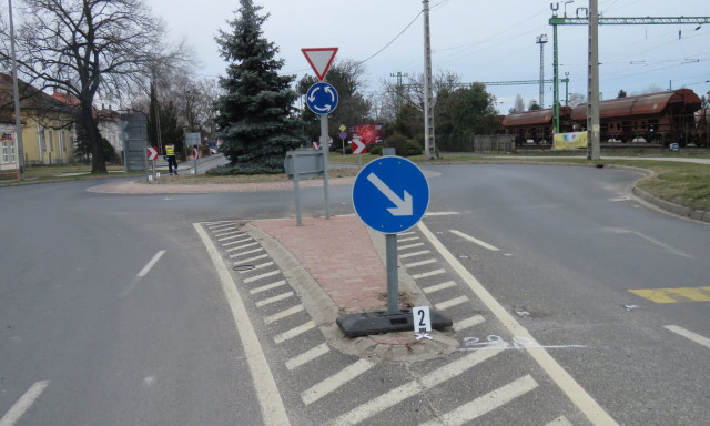 Olyan erősre itt&aacute;k magukat, hogy a k&ouml;rforgalom jelzőt&aacute;bl&aacute;inak estek neki