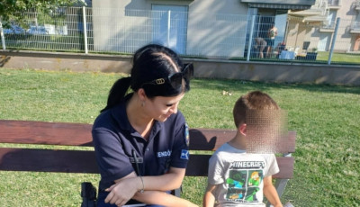 Elkeveredett sz&uuml;lei mellől egy 5 &eacute;ves cseh kisfi&uacute; az Aranyparton