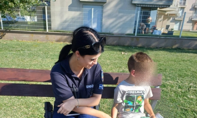 Elkeveredett sz&uuml;lei mellől egy 5 &eacute;ves cseh kisfi&uacute; az Aranyparton