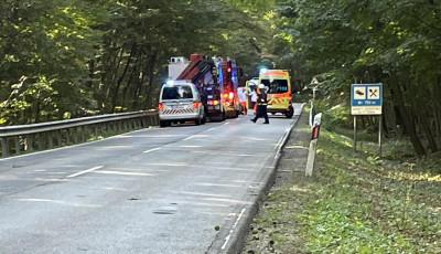 Szakad&eacute;kba hajtott egy aut&oacute;s a 67-esen, f&eacute;lp&aacute;ly&aacute;s &uacute;tz&aacute;r