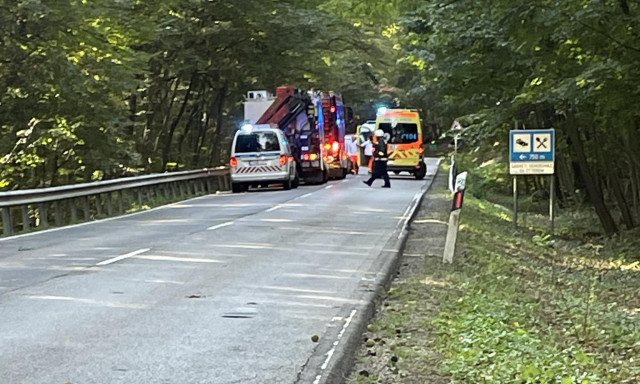 Szakad&eacute;kba hajtott egy aut&oacute;s a 67-esen, f&eacute;lp&aacute;ly&aacute;s &uacute;tz&aacute;r