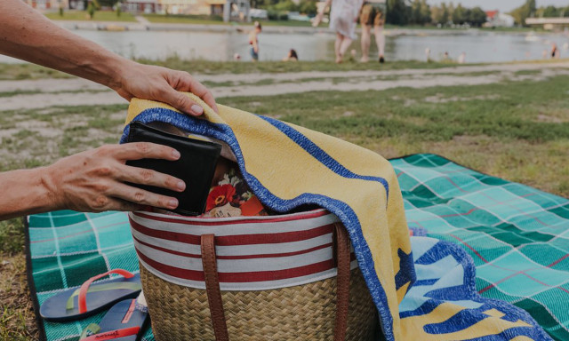 Nem műk&ouml;d&ouml;tt a &quot;pl&eacute;dsz&eacute;f&quot;, k&uuml;lf&ouml;ldi strandol&oacute;kat fosztott ki a si&oacute;foki f&eacute;rfi
