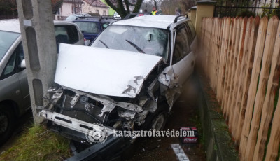 Lak&aacute;stűzh&ouml;z &eacute;s villanyoszlopnak csap&oacute;dott aut&oacute;hoz is riasztott&aacute;k h&eacute;tv&eacute;g&eacute;n a tűzolt&oacute;kat