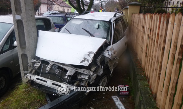 Lak&aacute;stűzh&ouml;z &eacute;s villanyoszlopnak csap&oacute;dott aut&oacute;hoz is riasztott&aacute;k h&eacute;tv&eacute;g&eacute;n a tűzolt&oacute;kat