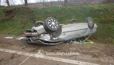 &Aacute;rokba borult egy aut&oacute; a 65-&ouml;s fő&uacute;ton