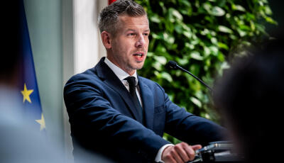 Magyar P&eacute;ter: Jelentősen t&ouml;bb p&eacute;nzt sz&aacute;n a TISZA-korm&aacute;ny 2027-ben a csal&aacute;dokra