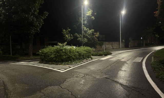 Egy bokor miatt v&aacute;lt vesz&eacute;lyess&eacute; a gyalogos &aacute;tkelőhely a Bethlen t&eacute;ri k&ouml;rforgalomn&aacute;l